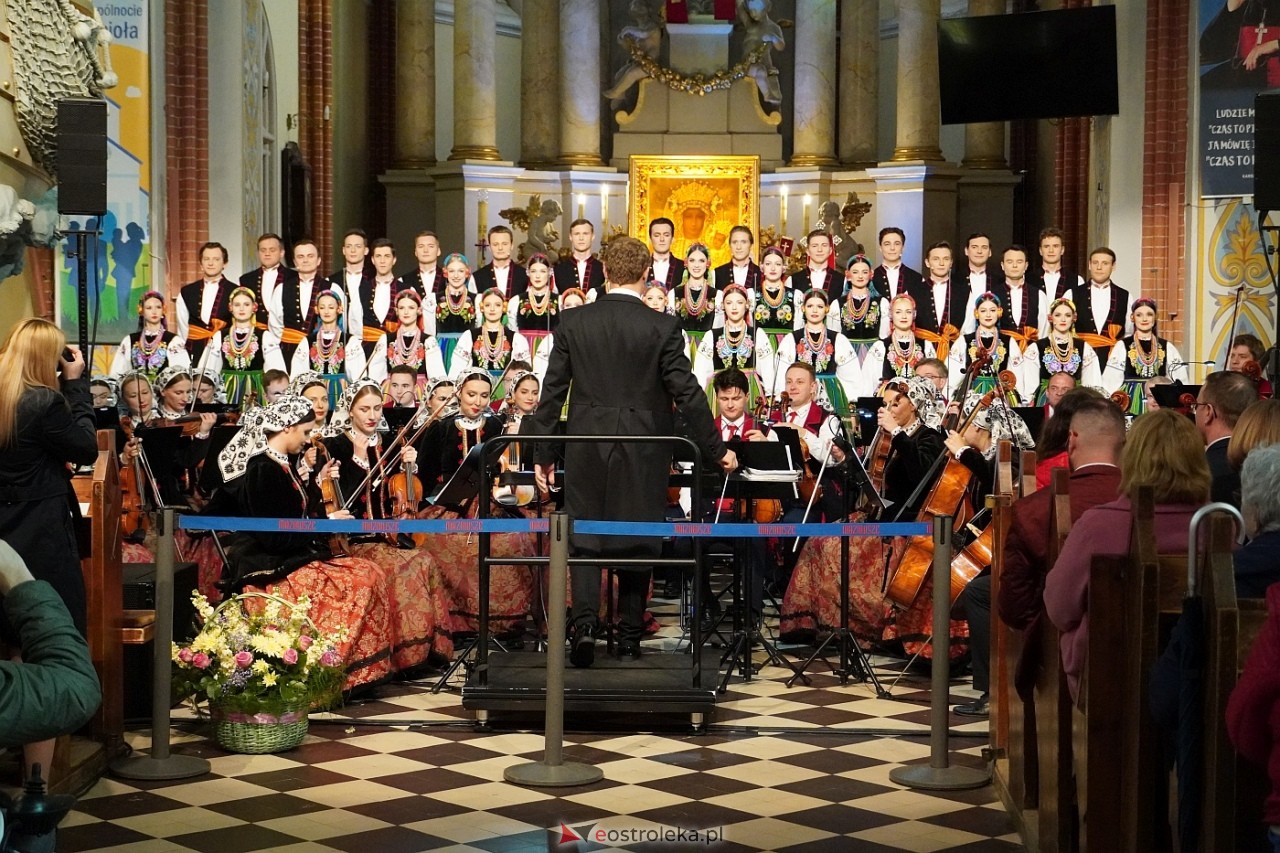 Zespół Mazowsze w Rzekuniu: Koncert pieśni sakralnych, ludowych i patriotycznych 10.05.2024] - zdjęcie #15 - eOstroleka.pl