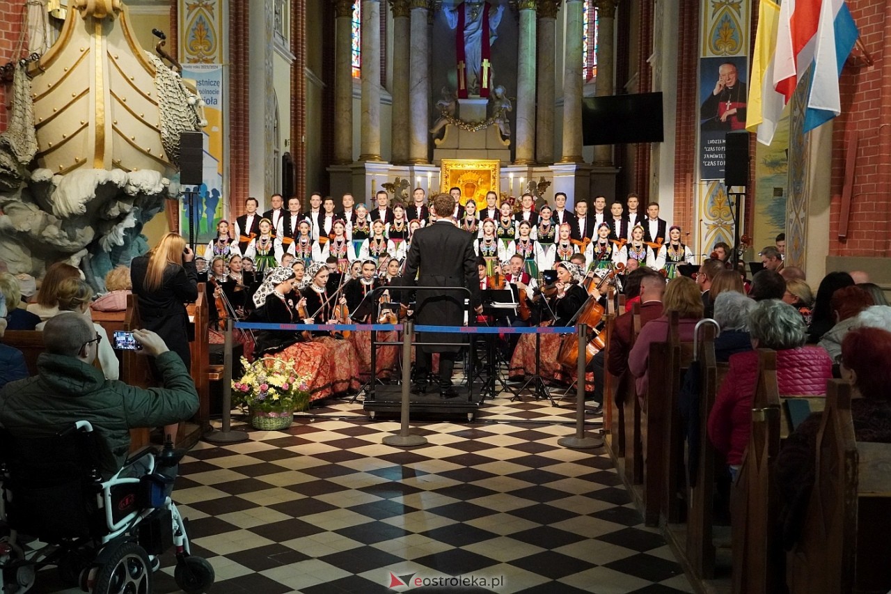Zespół Mazowsze w Rzekuniu: Koncert pieśni sakralnych, ludowych i patriotycznych 10.05.2024] - zdjęcie #14 - eOstroleka.pl