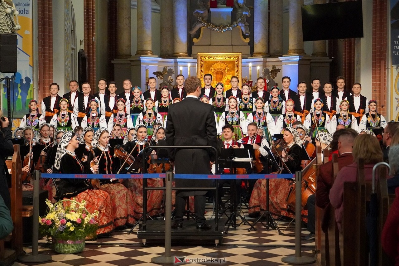 Zespół Mazowsze w Rzekuniu: Koncert pieśni sakralnych, ludowych i patriotycznych 10.05.2024] - zdjęcie #13 - eOstroleka.pl