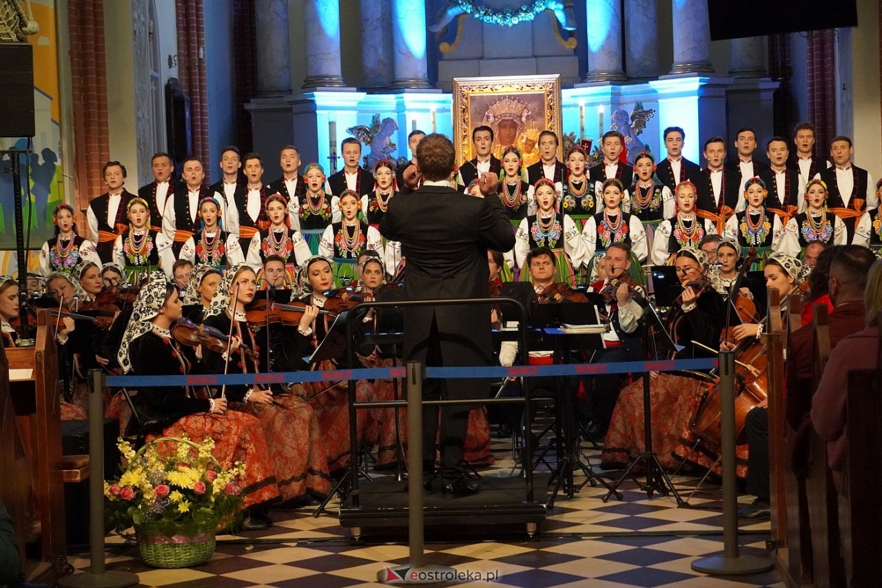 Zespół Mazowsze w Rzekuniu: Koncert pieśni sakralnych, ludowych i patriotycznych 10.05.2024] - zdjęcie #12 - eOstroleka.pl
