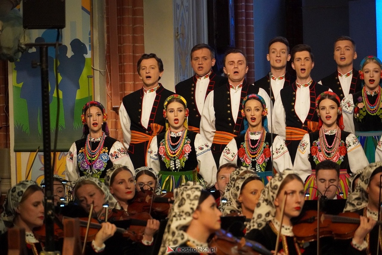 Zespół Mazowsze w Rzekuniu: Koncert pieśni sakralnych, ludowych i patriotycznych 10.05.2024] - zdjęcie #11 - eOstroleka.pl