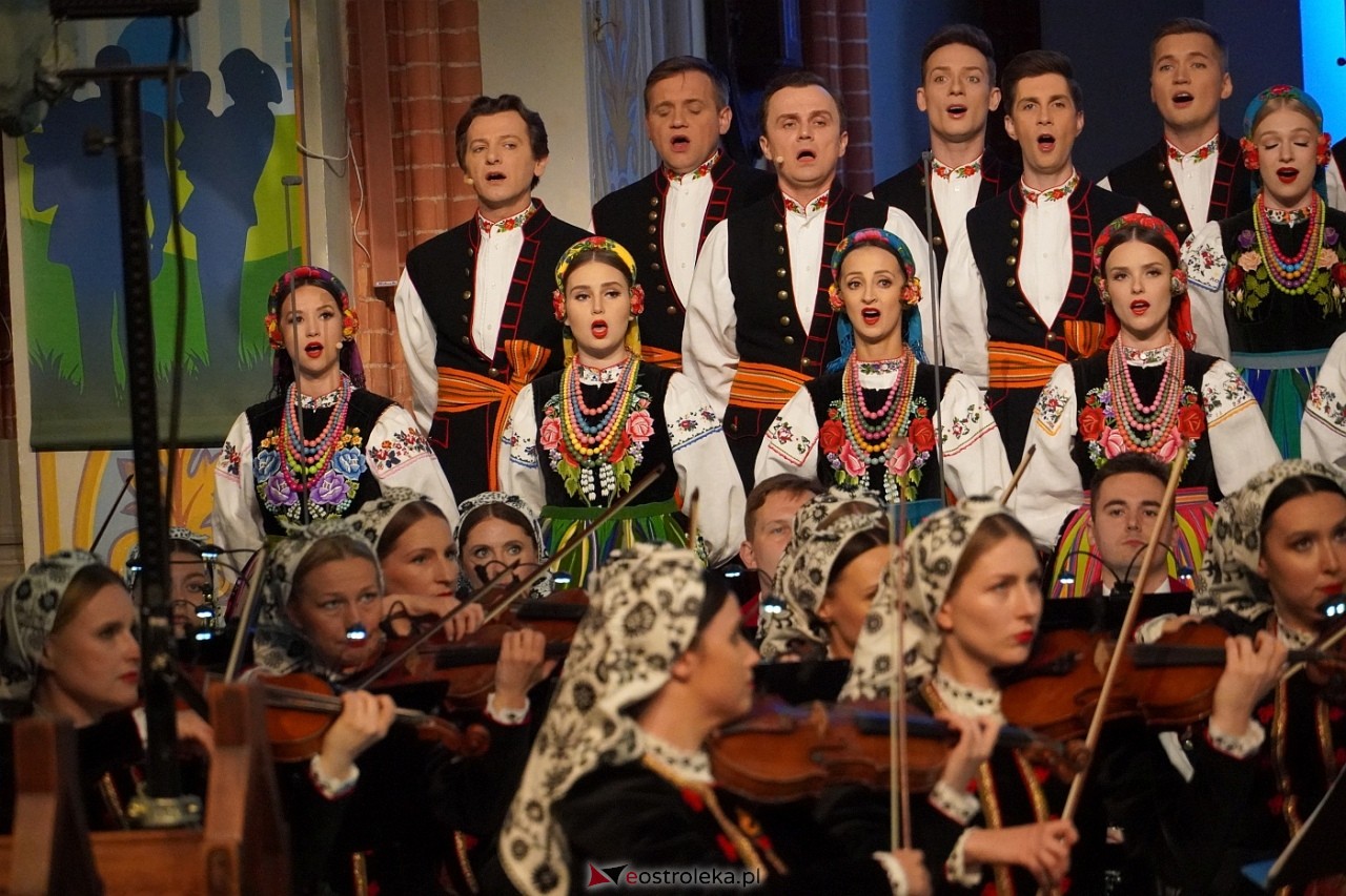 Zespół Mazowsze w Rzekuniu: Koncert pieśni sakralnych, ludowych i patriotycznych 10.05.2024] - zdjęcie #10 - eOstroleka.pl