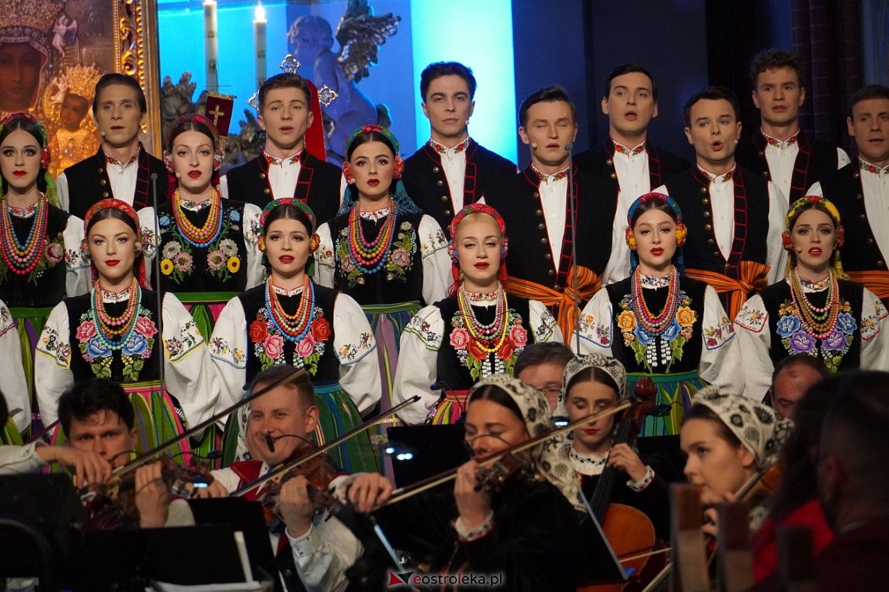 Zespół Mazowsze w Rzekuniu: Koncert pieśni sakralnych, ludowych i patriotycznych 10.05.2024] - zdjęcie #9 - eOstroleka.pl