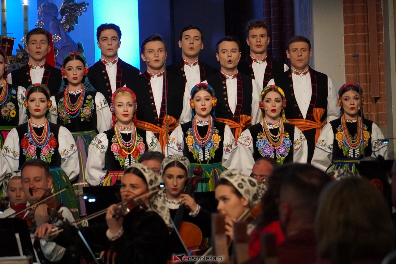 Zespół Mazowsze w Rzekuniu: Koncert pieśni sakralnych, ludowych i patriotycznych 10.05.2024] - zdjęcie #8 - eOstroleka.pl