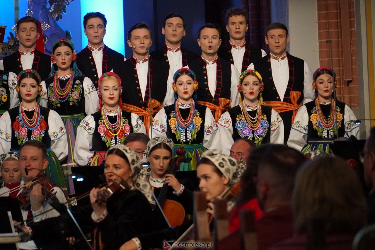 Zespół Mazowsze w Rzekuniu: Koncert pieśni sakralnych, ludowych i patriotycznych 10.05.2024] - zdjęcie #7 - eOstroleka.pl