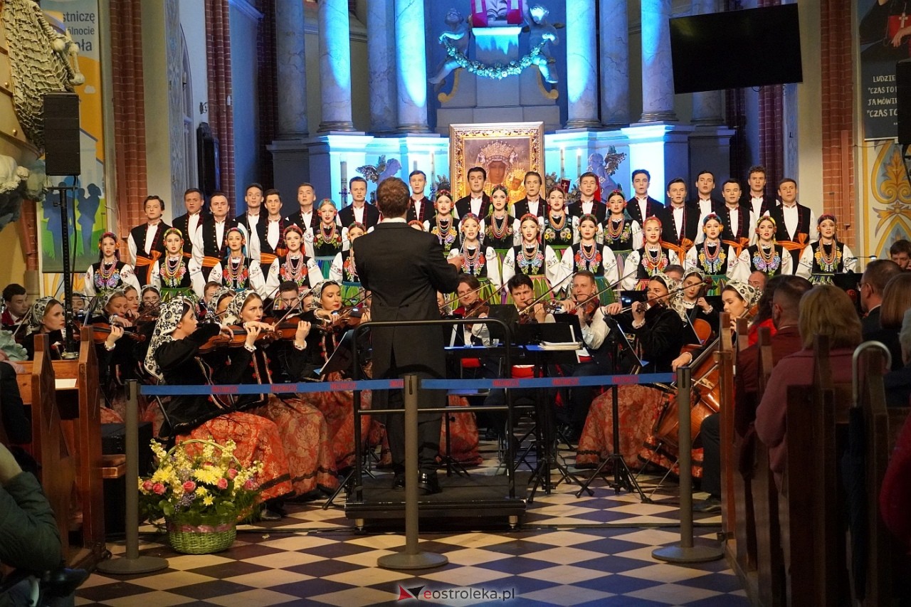 Zespół Mazowsze w Rzekuniu: Koncert pieśni sakralnych, ludowych i patriotycznych 10.05.2024] - zdjęcie #6 - eOstroleka.pl
