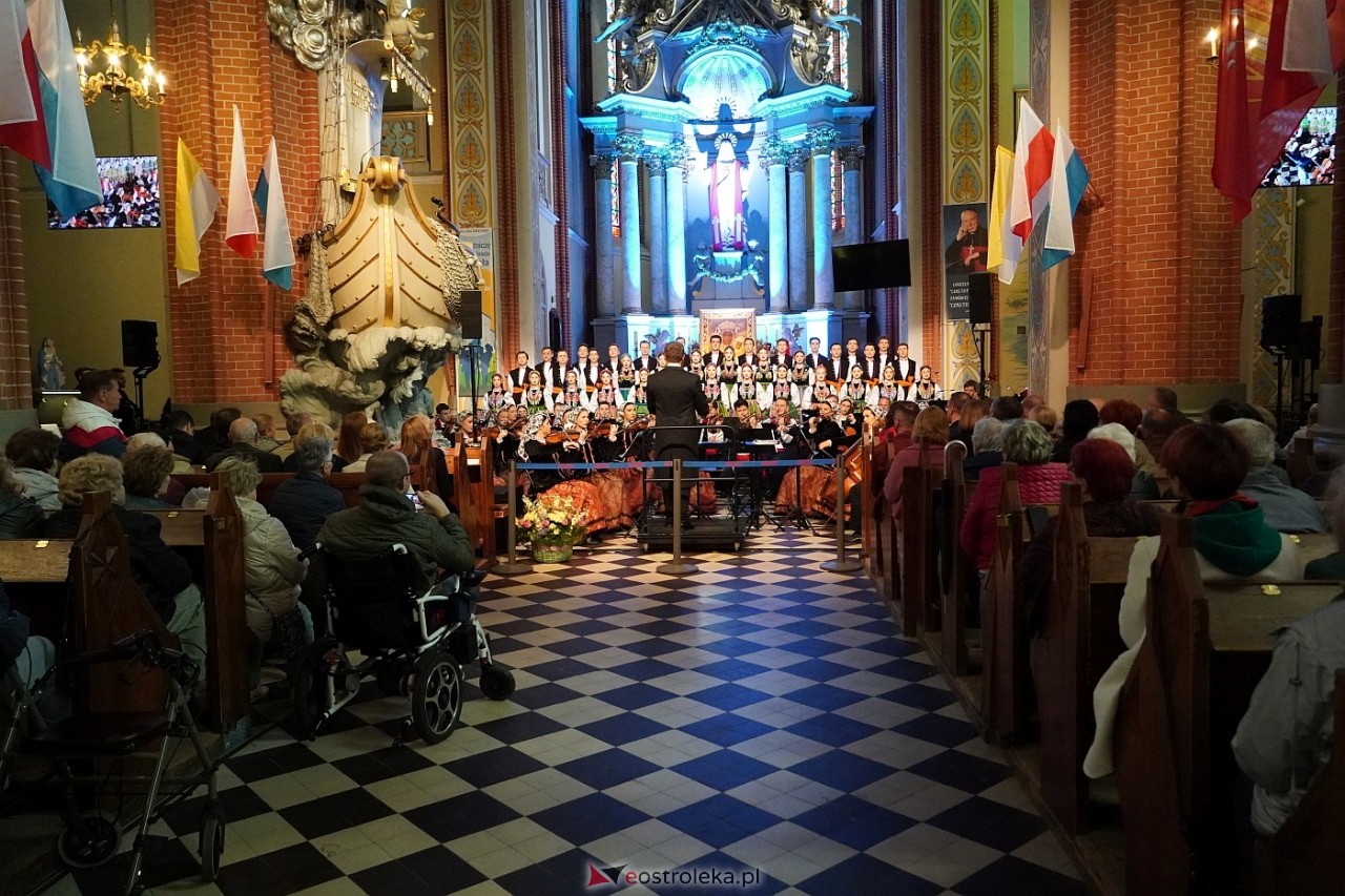 Zespół Mazowsze w Rzekuniu: Koncert pieśni sakralnych, ludowych i patriotycznych 10.05.2024] - zdjęcie #5 - eOstroleka.pl