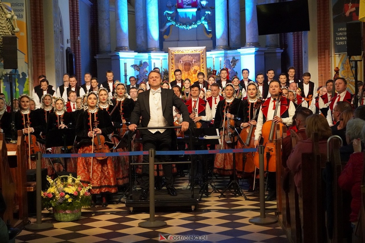 Zespół Mazowsze w Rzekuniu: Koncert pieśni sakralnych, ludowych i patriotycznych 10.05.2024] - zdjęcie #2 - eOstroleka.pl