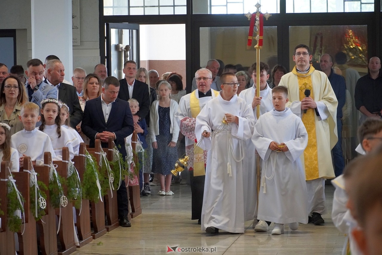 Pierwsza Komunia Święta w parafii pw. św. Franciszka w Ostrołęce [11.05.2024] - zdjęcie #30 - eOstroleka.pl