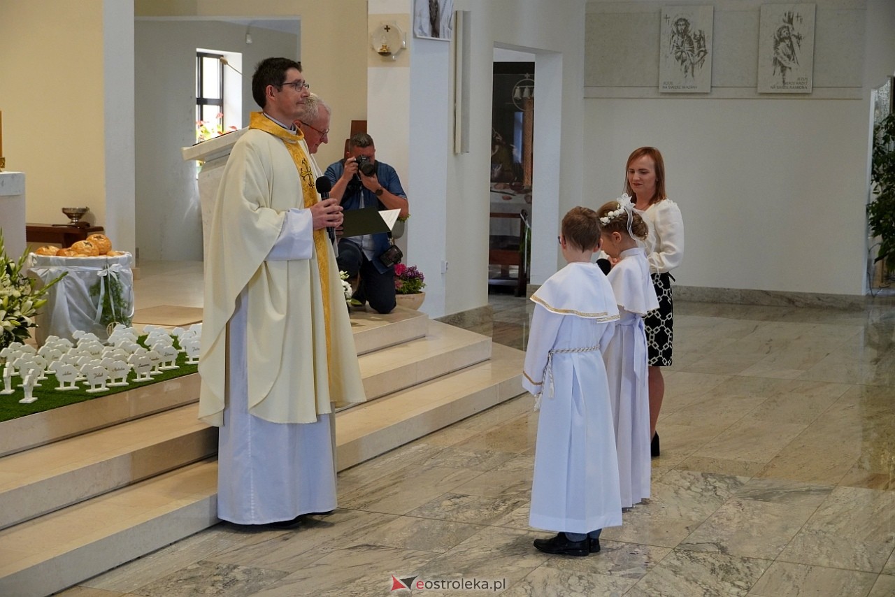 Pierwsza Komunia Święta w parafii pw. św. Franciszka w Ostrołęce [11.05.2024] - zdjęcie #25 - eOstroleka.pl