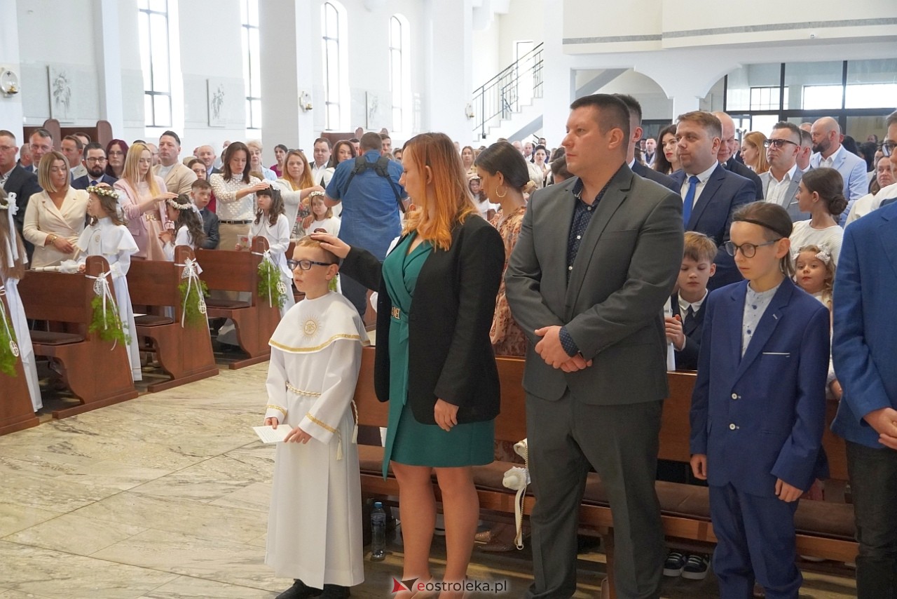 Pierwsza Komunia Święta w parafii pw. św. Franciszka w Ostrołęce [11.05.2024] - zdjęcie #23 - eOstroleka.pl