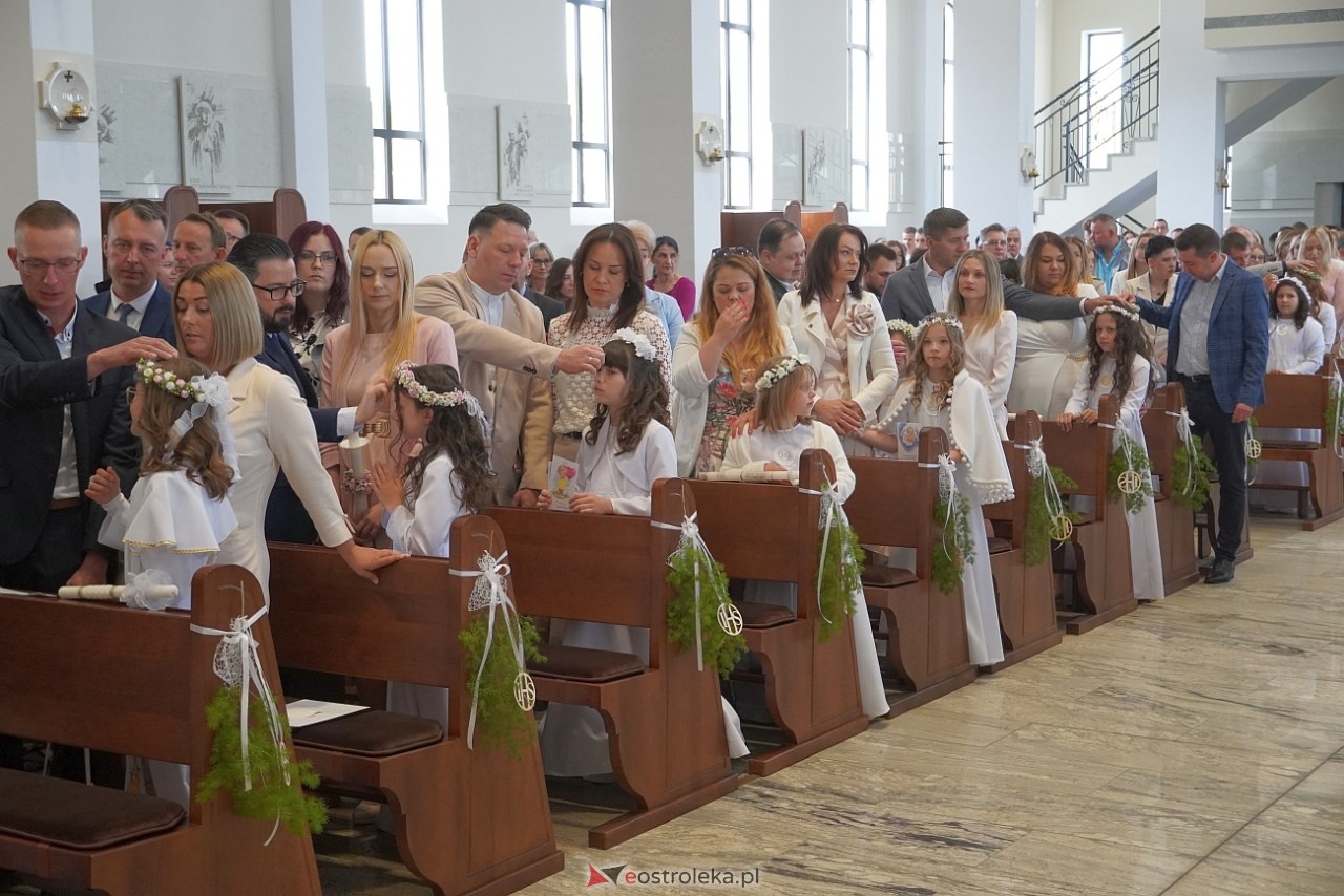 Pierwsza Komunia Święta w parafii pw. św. Franciszka w Ostrołęce [11.05.2024] - zdjęcie #18 - eOstroleka.pl