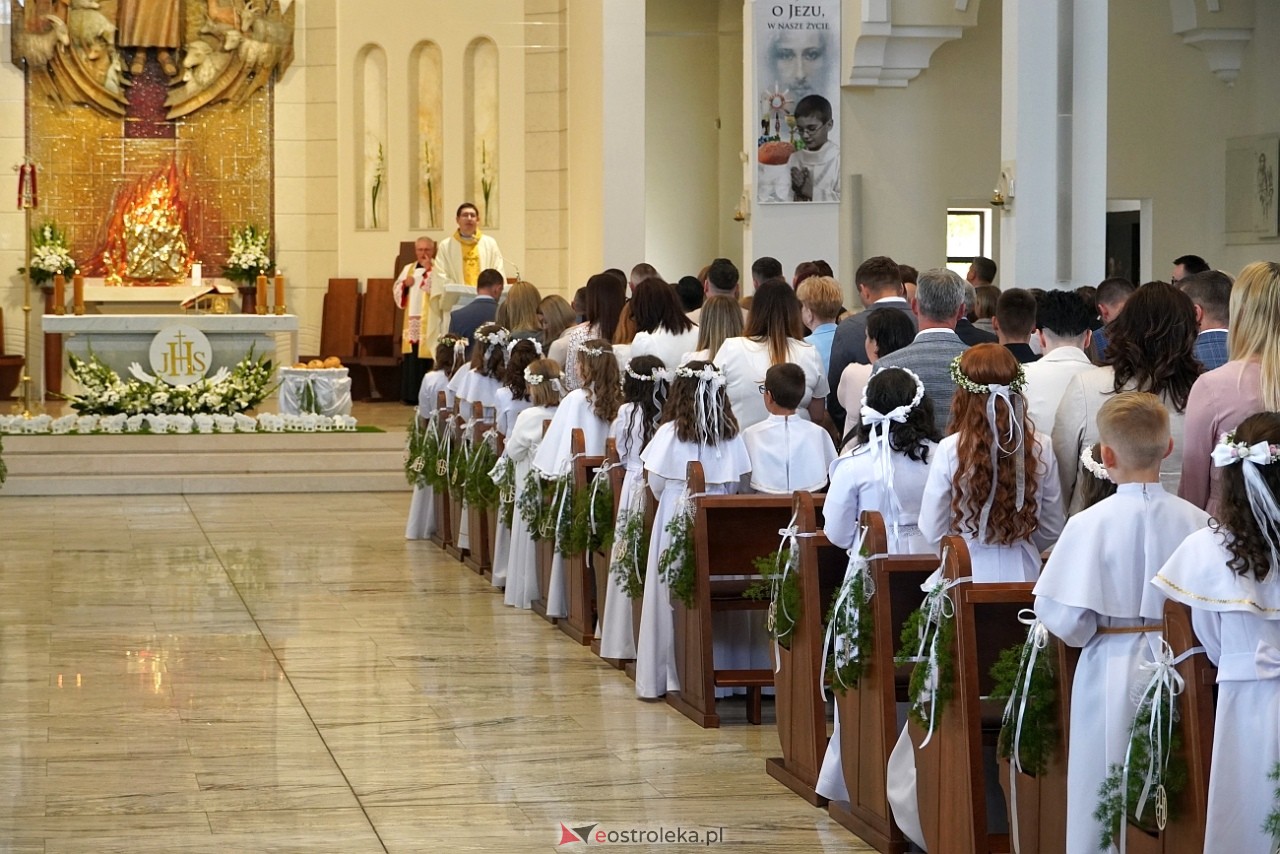 Pierwsza Komunia Święta w parafii pw. św. Franciszka w Ostrołęce [11.05.2024] - zdjęcie #2 - eOstroleka.pl