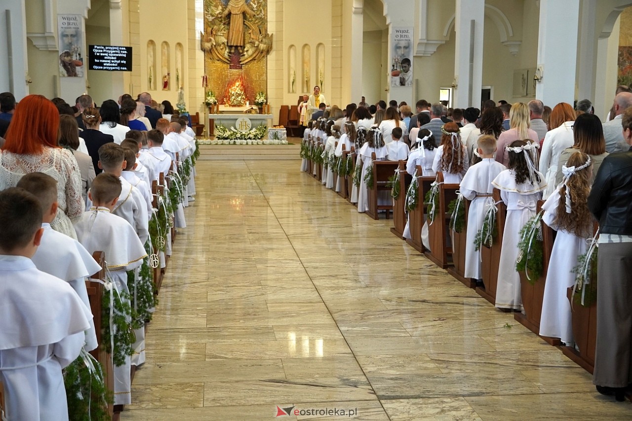 Pierwsza Komunia Święta w parafii pw. św. Franciszka w Ostrołęce [11.05.2024] - zdjęcie #1 - eOstroleka.pl