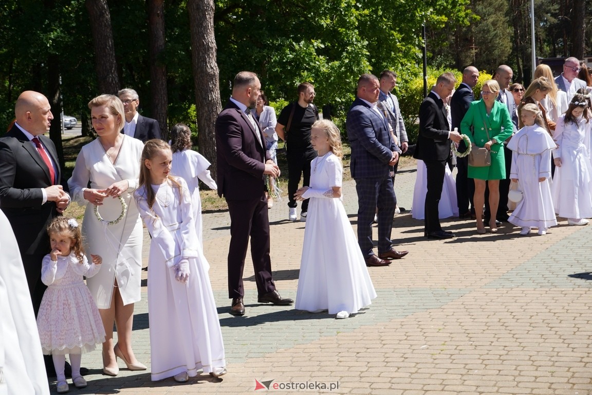 Pierwsza Komunia Święta w parafii Zbawiciela Świata w Ostrołęce [12.05.2024] - zdjęcie #73 - eOstroleka.pl
