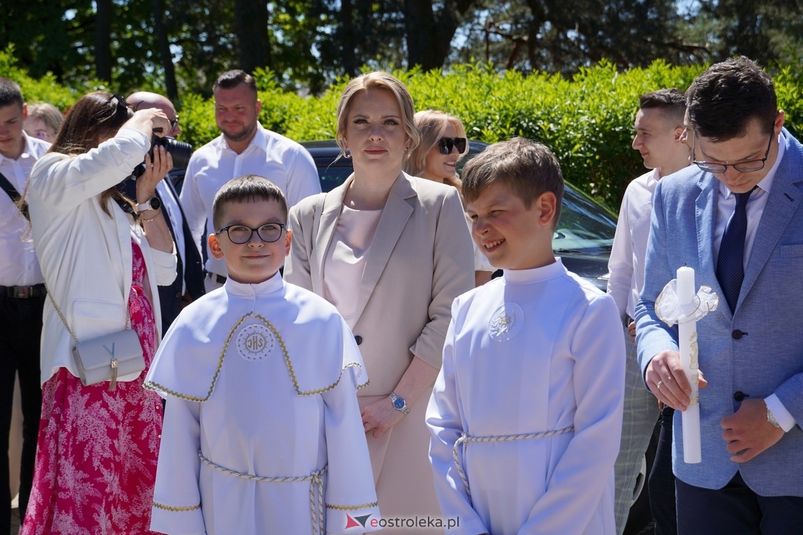 Pierwsza Komunia Święta w parafii Zbawiciela Świata w Ostrołęce [12.05.2024] - zdjęcie #71 - eOstroleka.pl