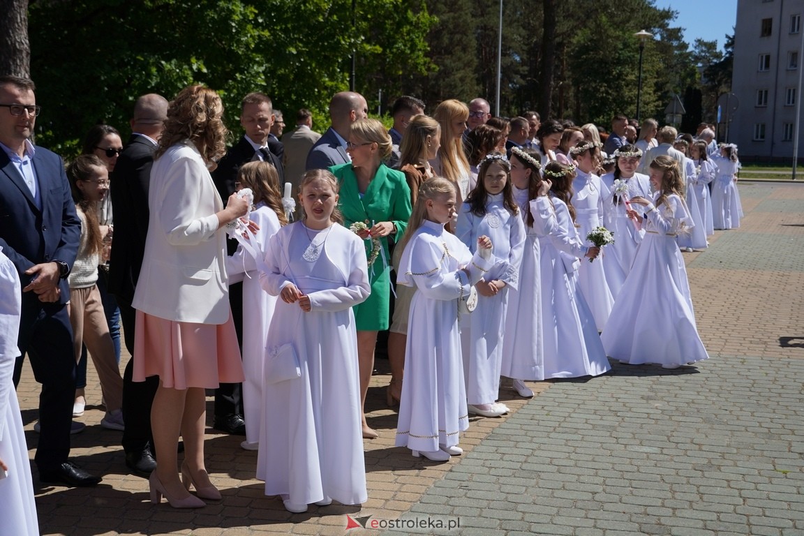 Pierwsza Komunia Święta w parafii Zbawiciela Świata w Ostrołęce [12.05.2024] - zdjęcie #68 - eOstroleka.pl