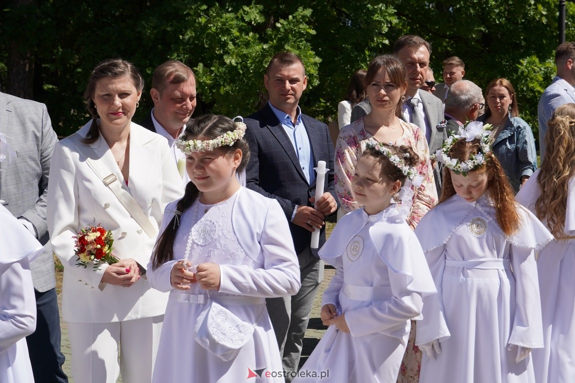 Pierwsza Komunia Święta w parafii Zbawiciela Świata w Ostrołęce [12.05.2024] - zdjęcie #63 - eOstroleka.pl