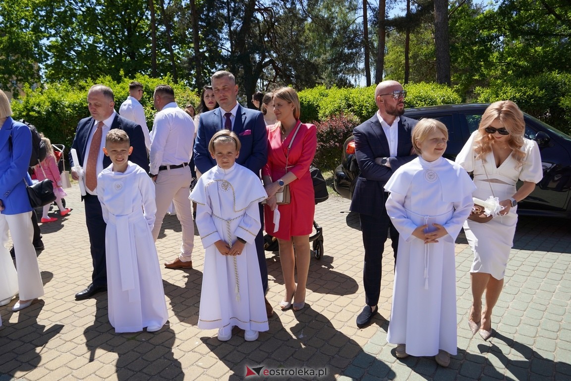 Pierwsza Komunia Święta w parafii Zbawiciela Świata w Ostrołęce [12.05.2024] - zdjęcie #61 - eOstroleka.pl