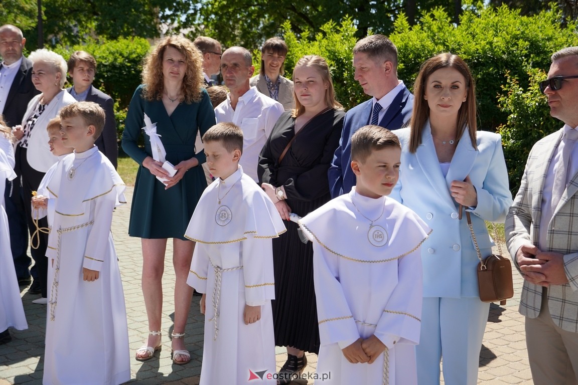 Pierwsza Komunia Święta w parafii Zbawiciela Świata w Ostrołęce [12.05.2024] - zdjęcie #60 - eOstroleka.pl