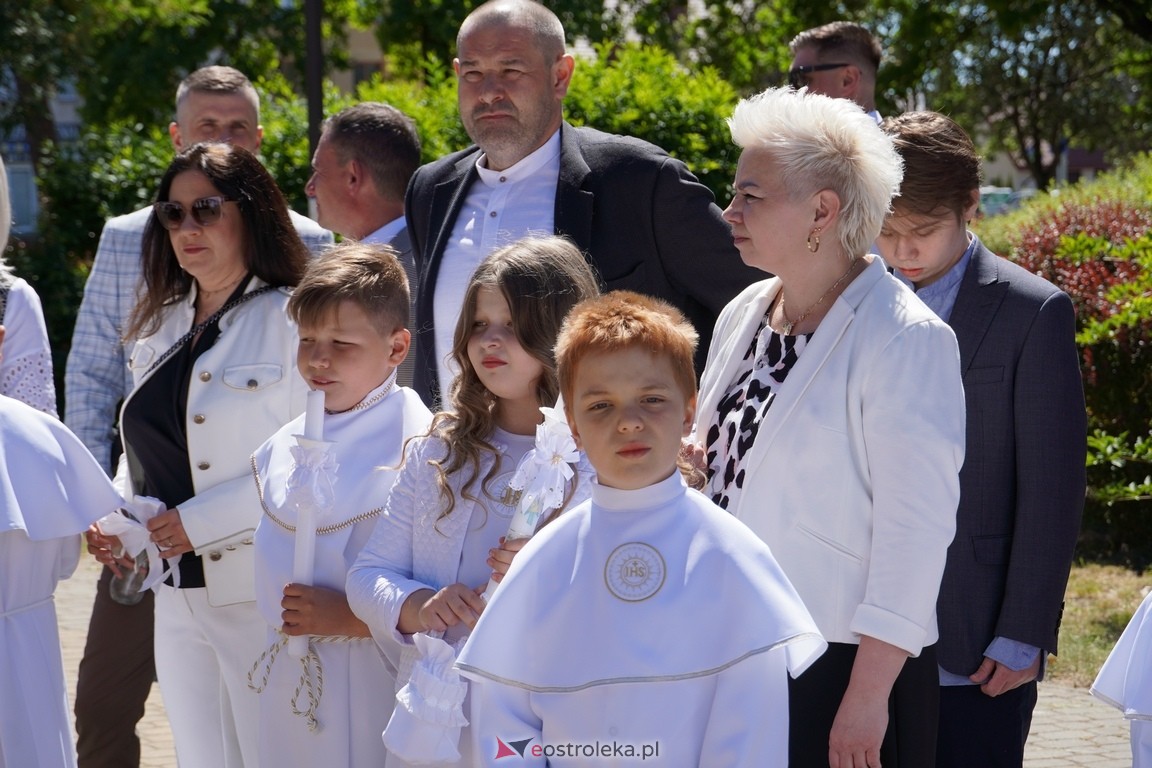 Pierwsza Komunia Święta w parafii Zbawiciela Świata w Ostrołęce [12.05.2024] - zdjęcie #58 - eOstroleka.pl