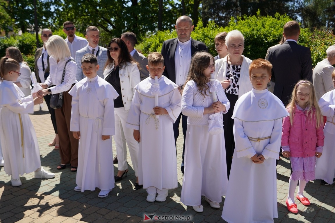 Pierwsza Komunia Święta w parafii Zbawiciela Świata w Ostrołęce [12.05.2024] - zdjęcie #56 - eOstroleka.pl