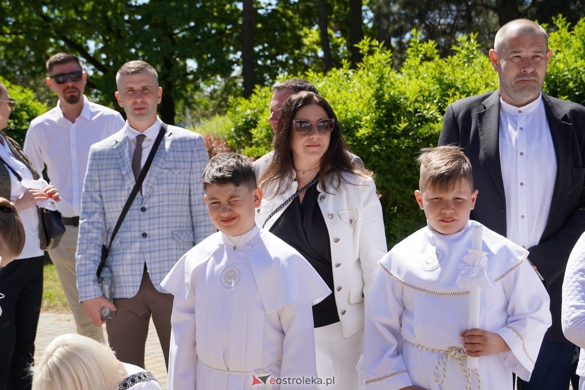 Pierwsza Komunia Święta w parafii Zbawiciela Świata w Ostrołęce [12.05.2024] - zdjęcie #55 - eOstroleka.pl