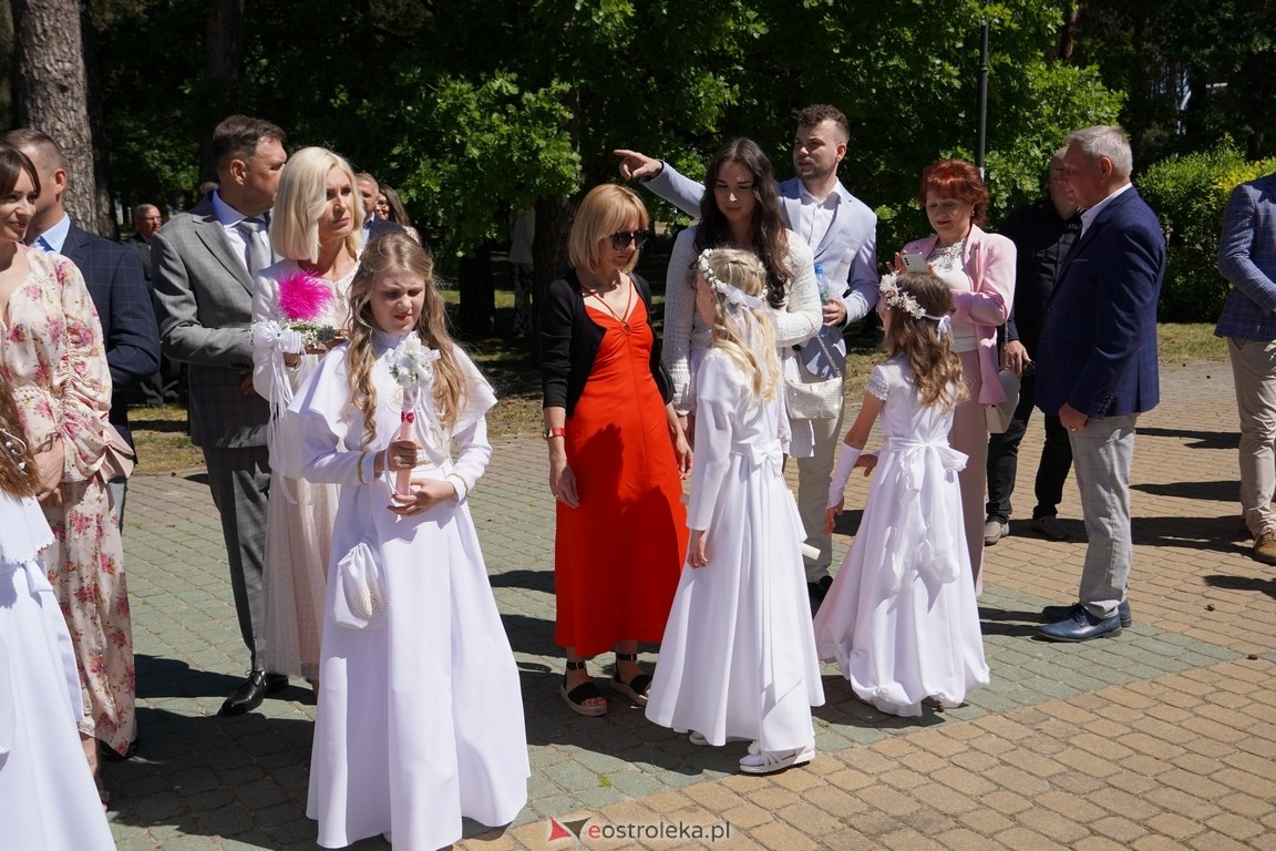 Pierwsza Komunia Święta w parafii Zbawiciela Świata w Ostrołęce [12.05.2024] - zdjęcie #53 - eOstroleka.pl