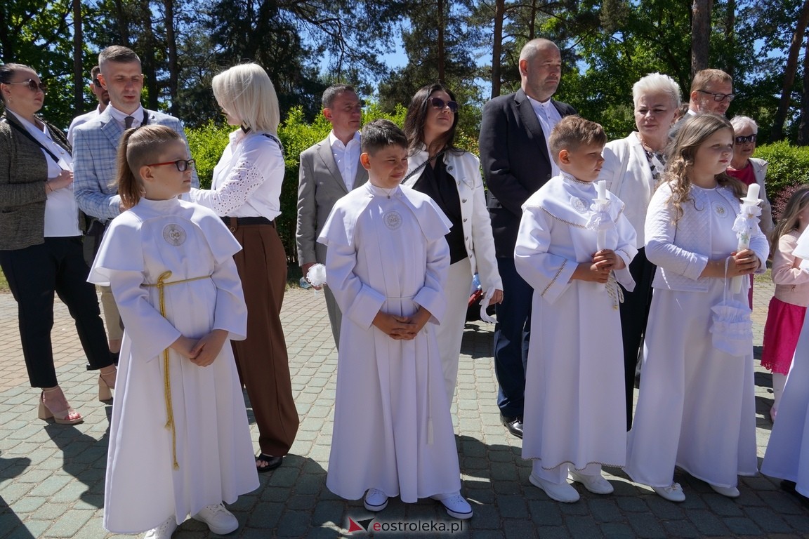 Pierwsza Komunia Święta w parafii Zbawiciela Świata w Ostrołęce [12.05.2024] - zdjęcie #51 - eOstroleka.pl
