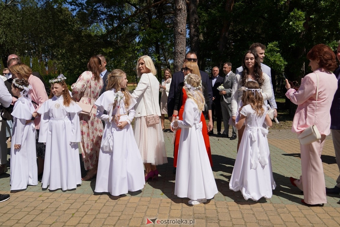 Pierwsza Komunia Święta w parafii Zbawiciela Świata w Ostrołęce [12.05.2024] - zdjęcie #50 - eOstroleka.pl