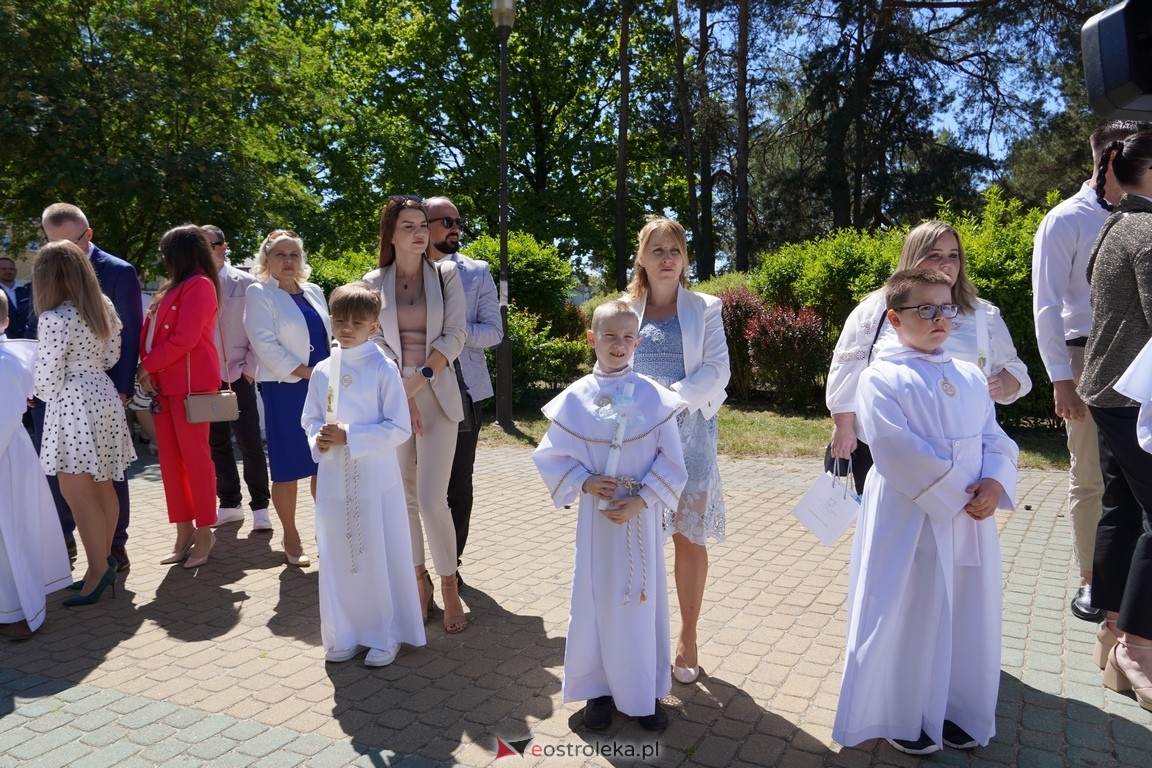 Pierwsza Komunia Święta w parafii Zbawiciela Świata w Ostrołęce [12.05.2024] - zdjęcie #49 - eOstroleka.pl