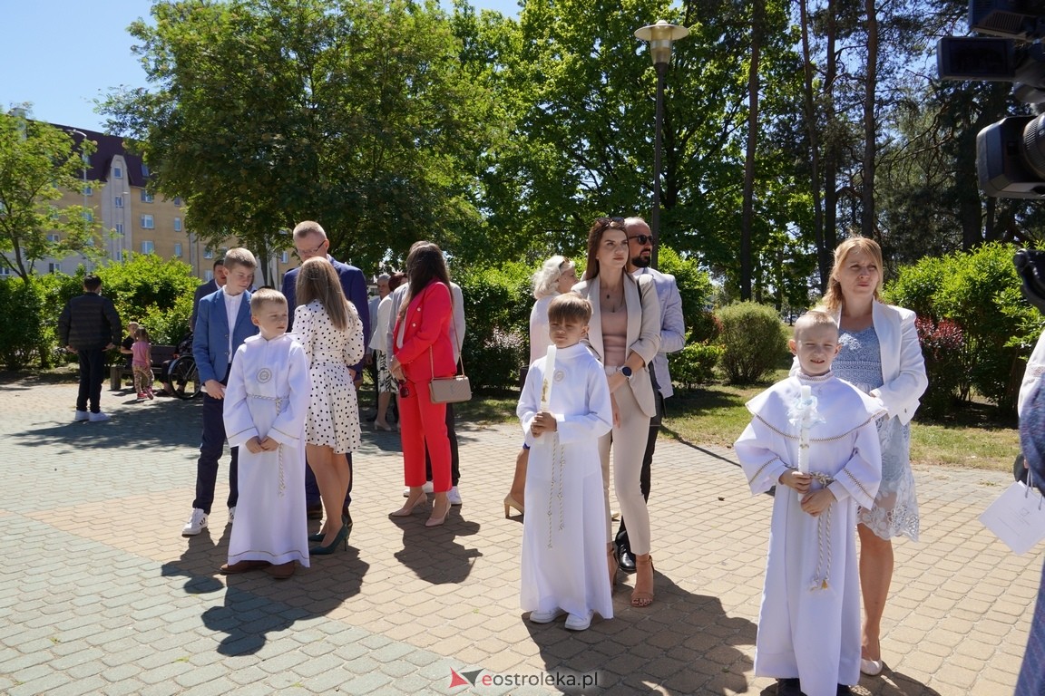 Pierwsza Komunia Święta w parafii Zbawiciela Świata w Ostrołęce [12.05.2024] - zdjęcie #48 - eOstroleka.pl