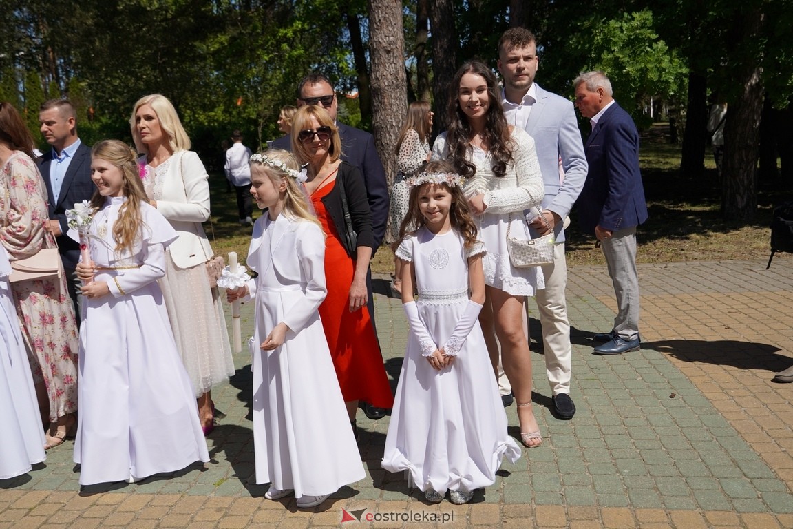 Pierwsza Komunia Święta w parafii Zbawiciela Świata w Ostrołęce [12.05.2024] - zdjęcie #47 - eOstroleka.pl