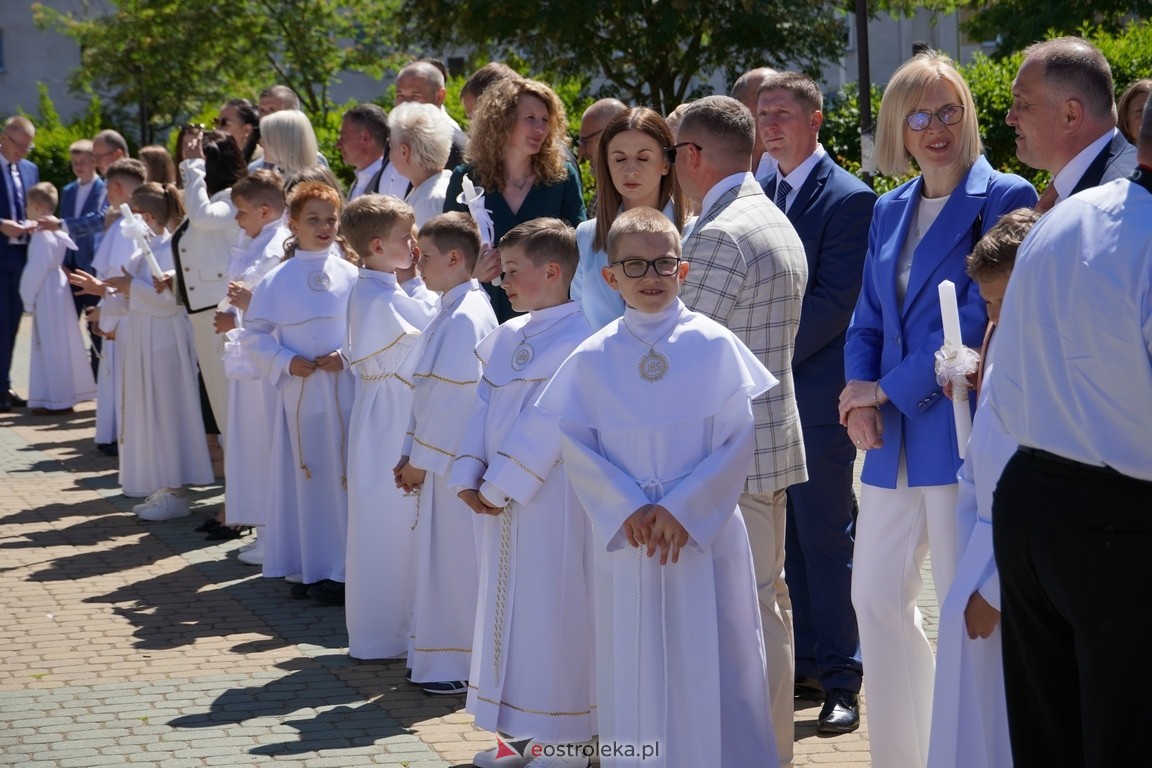 Pierwsza Komunia Święta w parafii Zbawiciela Świata w Ostrołęce [12.05.2024] - zdjęcie #37 - eOstroleka.pl