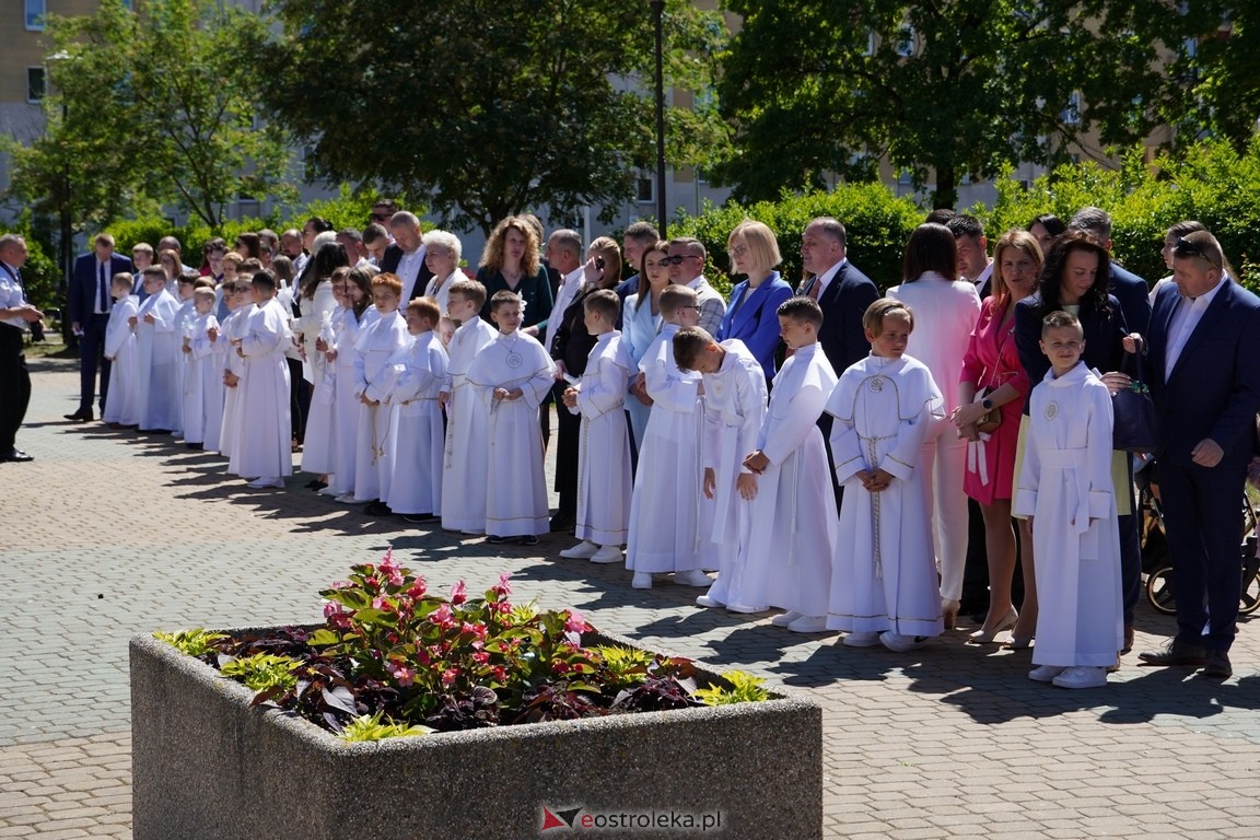 Pierwsza Komunia Święta w parafii Zbawiciela Świata w Ostrołęce [12.05.2024] - zdjęcie #33 - eOstroleka.pl