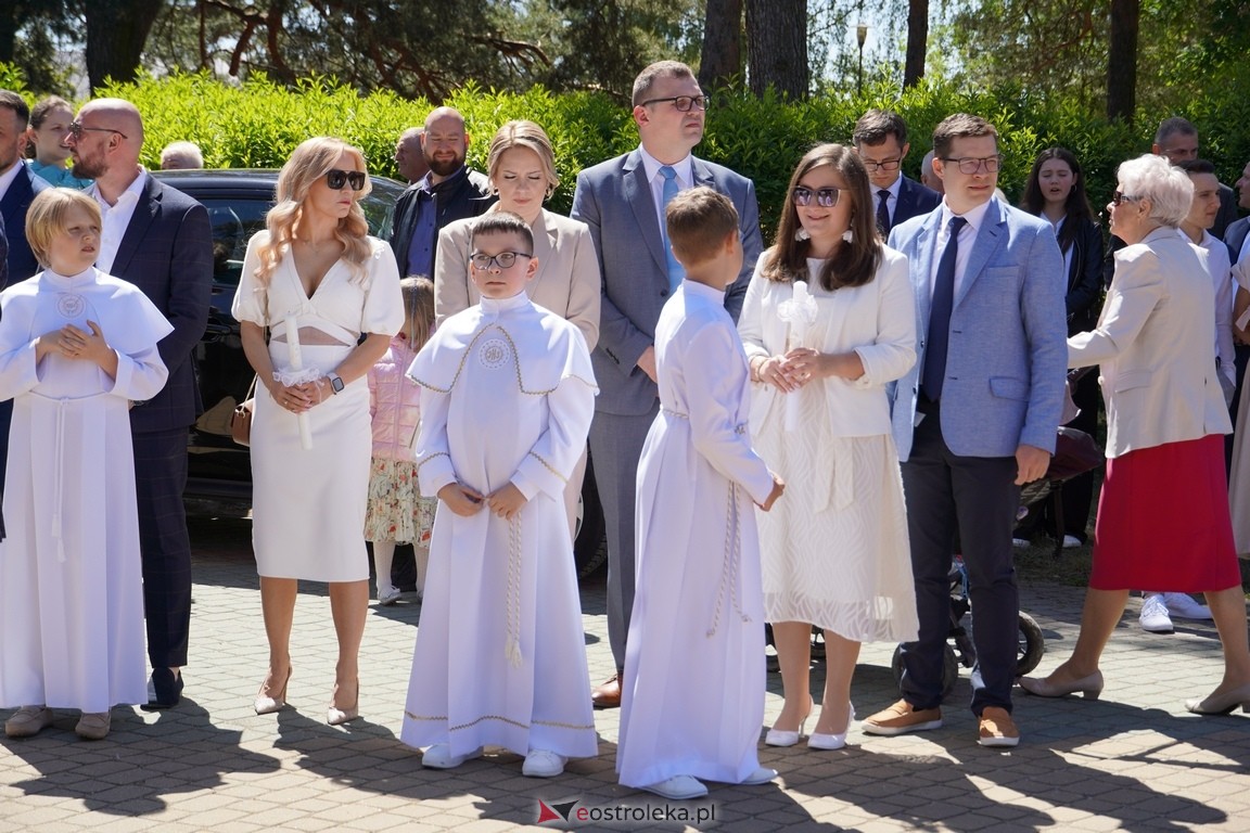 Pierwsza Komunia Święta w parafii Zbawiciela Świata w Ostrołęce [12.05.2024] - zdjęcie #30 - eOstroleka.pl
