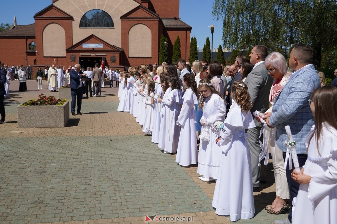 Pierwsza Komunia Święta w parafii Zbawiciela Świata w Ostrołęce [12.05.2024] - zdjęcie #24 - eOstroleka.pl