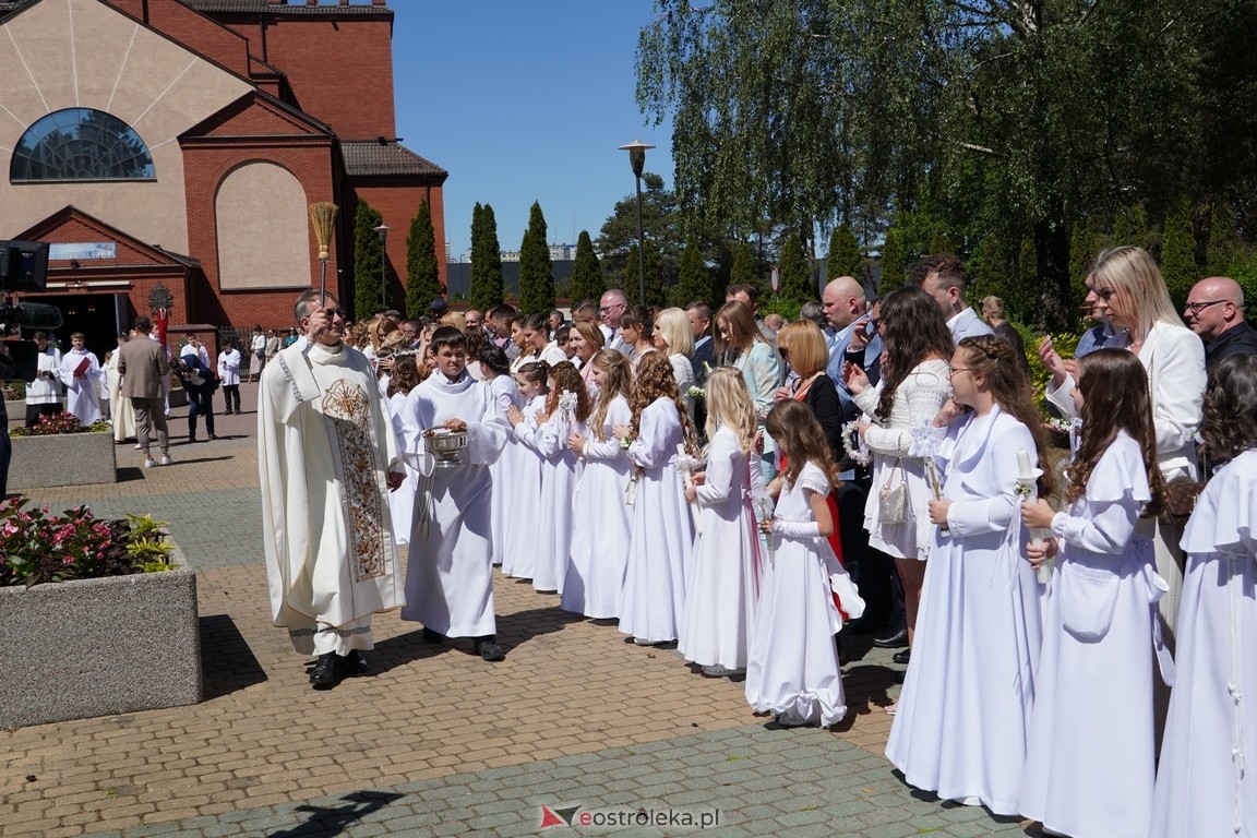 Pierwsza Komunia Święta w parafii Zbawiciela Świata w Ostrołęce [12.05.2024] - zdjęcie #21 - eOstroleka.pl
