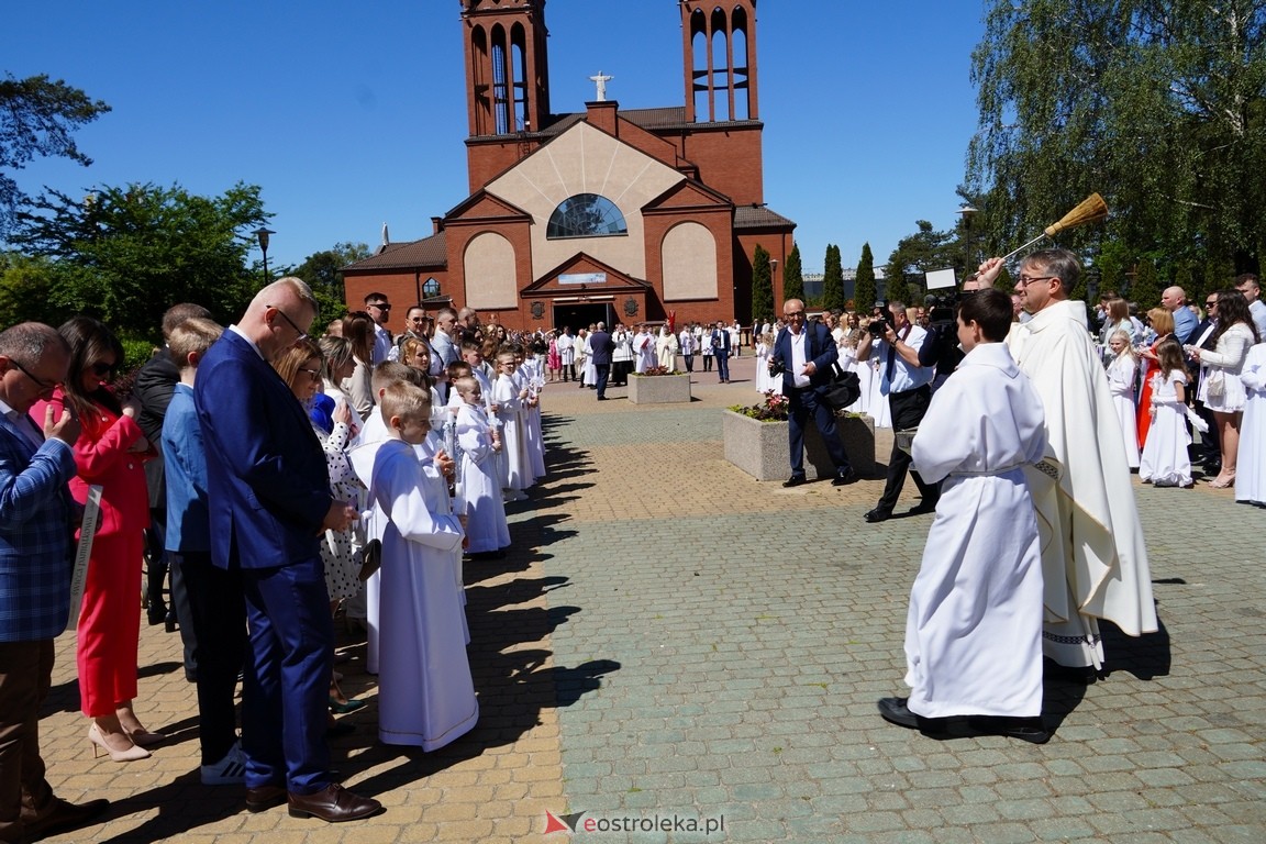 Pierwsza Komunia Święta w parafii Zbawiciela Świata w Ostrołęce [12.05.2024] - zdjęcie #18 - eOstroleka.pl