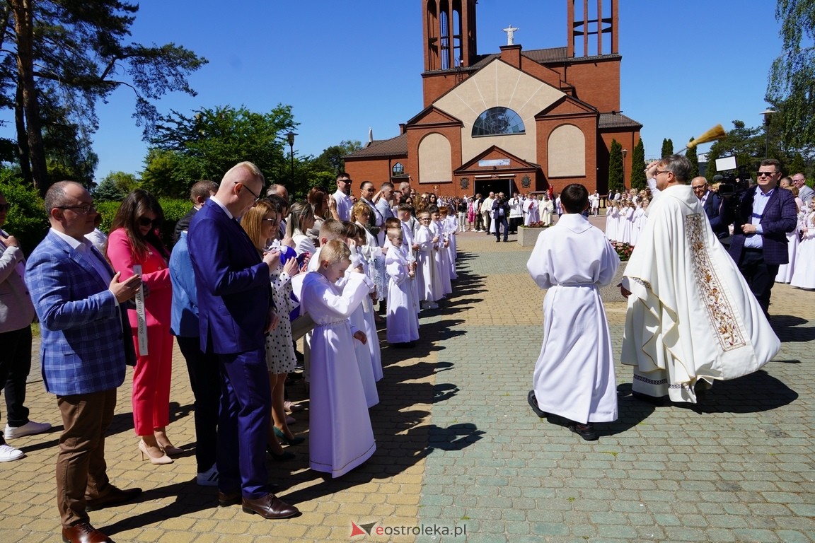 Pierwsza Komunia Święta w parafii Zbawiciela Świata w Ostrołęce [12.05.2024] - zdjęcie #17 - eOstroleka.pl