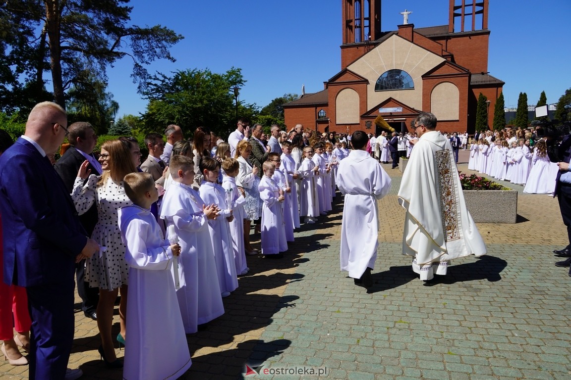 Pierwsza Komunia Święta w parafii Zbawiciela Świata w Ostrołęce [12.05.2024] - zdjęcie #16 - eOstroleka.pl