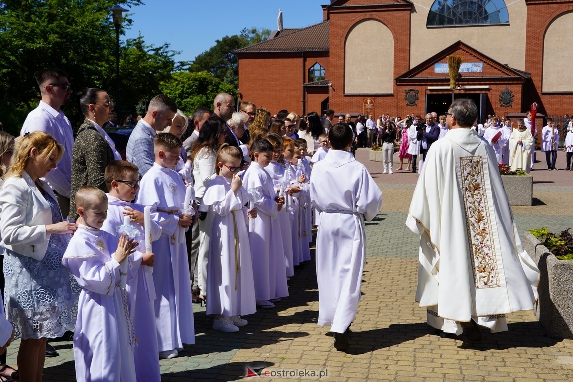 Pierwsza Komunia Święta w parafii Zbawiciela Świata w Ostrołęce [12.05.2024] - zdjęcie #15 - eOstroleka.pl