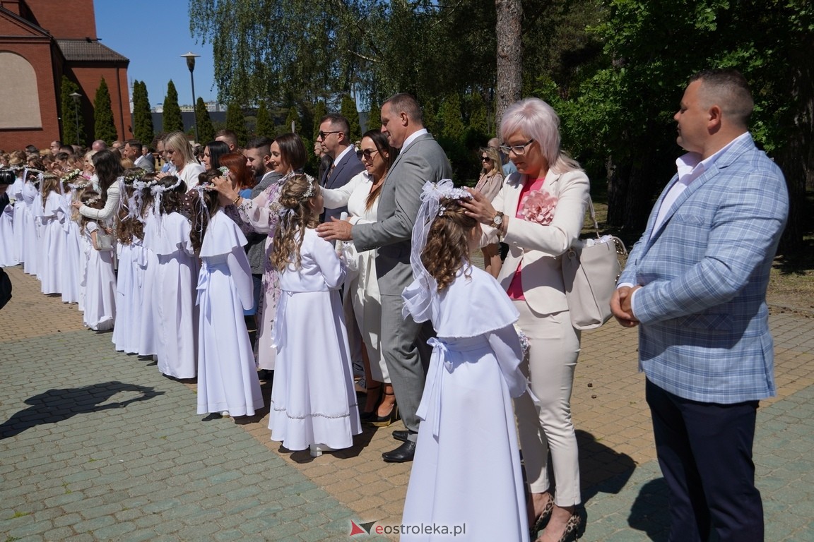 Pierwsza Komunia Święta w parafii Zbawiciela Świata w Ostrołęce [12.05.2024] - zdjęcie #13 - eOstroleka.pl