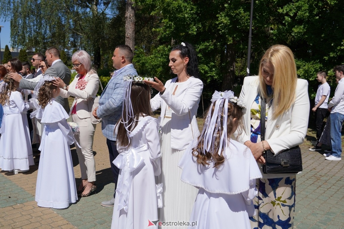 Pierwsza Komunia Święta w parafii Zbawiciela Świata w Ostrołęce [12.05.2024] - zdjęcie #12 - eOstroleka.pl