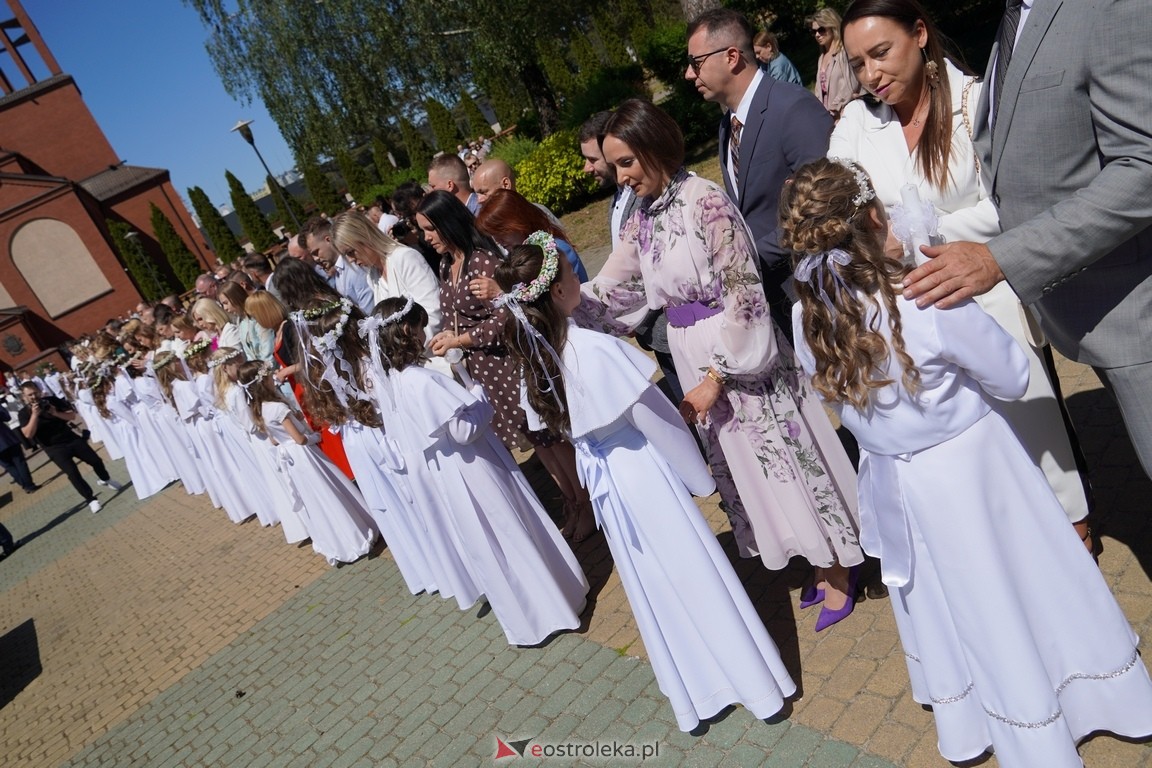 Pierwsza Komunia Święta w parafii Zbawiciela Świata w Ostrołęce [12.05.2024] - zdjęcie #10 - eOstroleka.pl