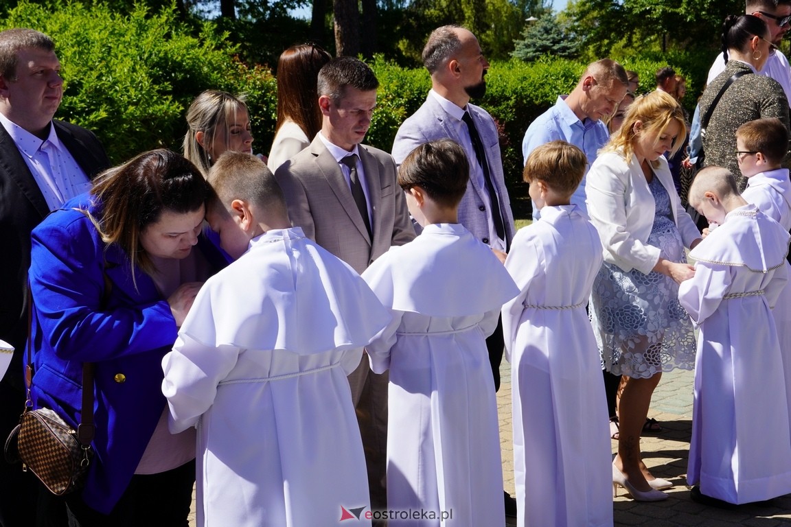 Pierwsza Komunia Święta w parafii Zbawiciela Świata w Ostrołęce [12.05.2024] - zdjęcie #8 - eOstroleka.pl