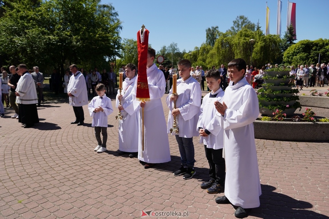 Pierwsza Komunia Święta w parafii Zbawiciela Świata w Ostrołęce [12.05.2024] - zdjęcie #2 - eOstroleka.pl