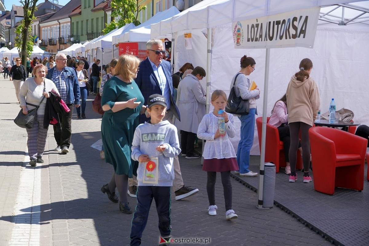 Festiwal Książki w Ostrołęce: Spotkanie z Arturem Andrusem [12.05.2024] - zdjęcie #71 - eOstroleka.pl