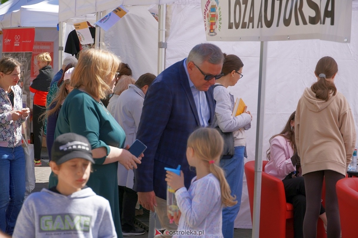 Festiwal Książki w Ostrołęce: Spotkanie z Arturem Andrusem [12.05.2024] - zdjęcie #70 - eOstroleka.pl