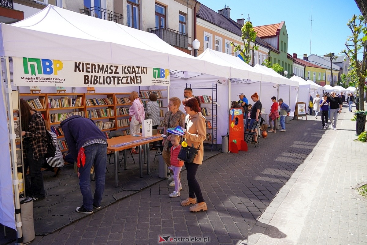 Festiwal Książki w Ostrołęce: Spotkanie z Arturem Andrusem [12.05.2024] - zdjęcie #7 - eOstroleka.pl